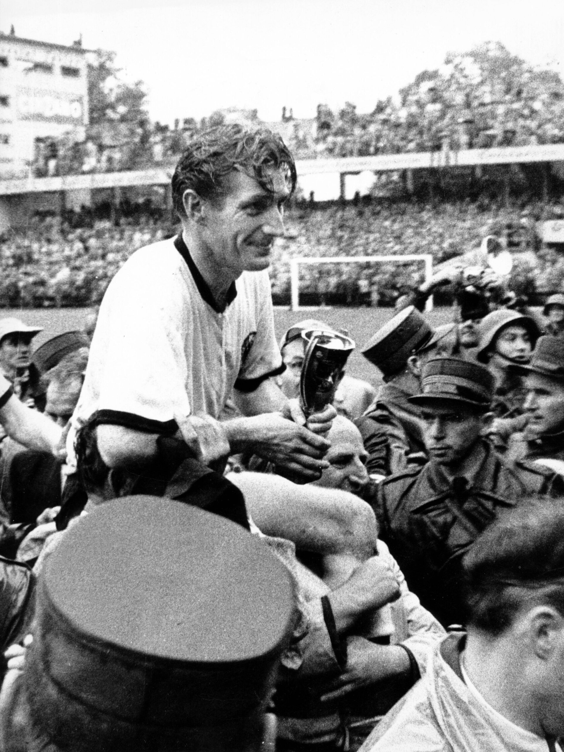 Fritz Walter (BR Deutschland) präsentiert den Coupe Jules Rimet
