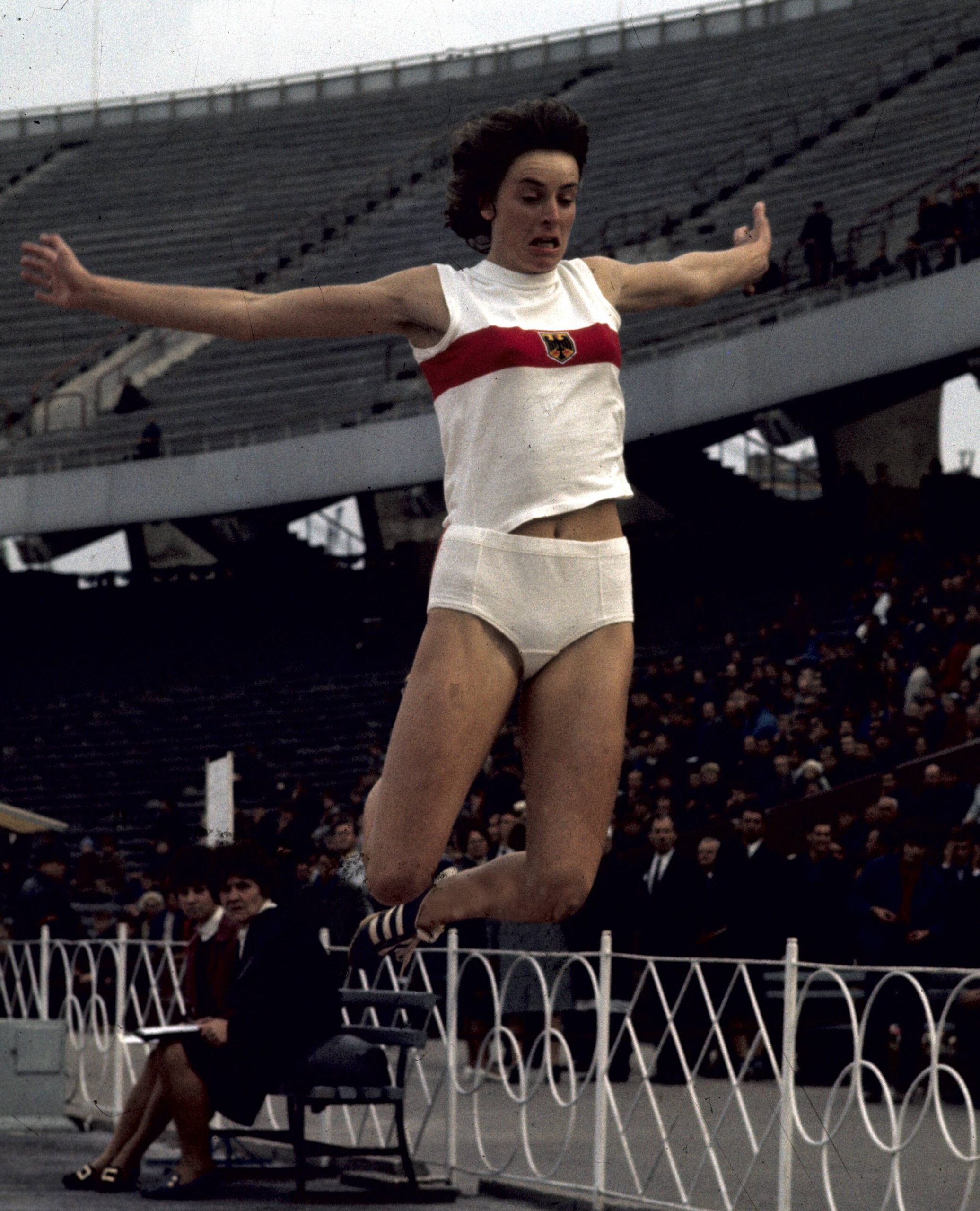 Ingrid Mickler-Becker in Aktion Weitsprung 17.09.1971 in Kiew. HM

Ingrid Mickler Becker in Action shot Long jump 17 09 1971 in Kiev HM