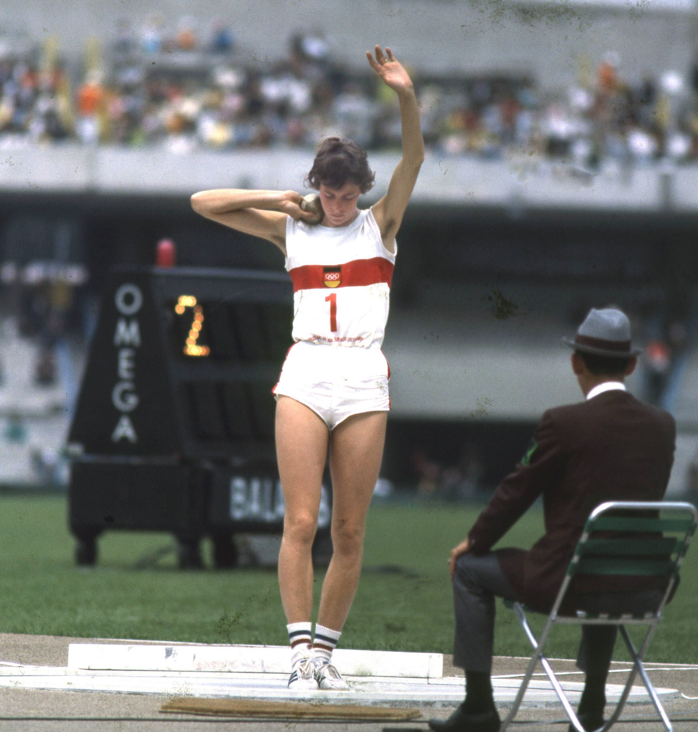 Olympische Sommerspiele 1968 in Mexiko-City. 16.10.1968. Fünfkampf Frauen. Ingrid Mickler-Becker BRD Aktion Kugel. *** 1968 Summer Olympics in Mexico City 16 10 1968 pentathlon women Ingrid Mickler Becker Germany action ball HM