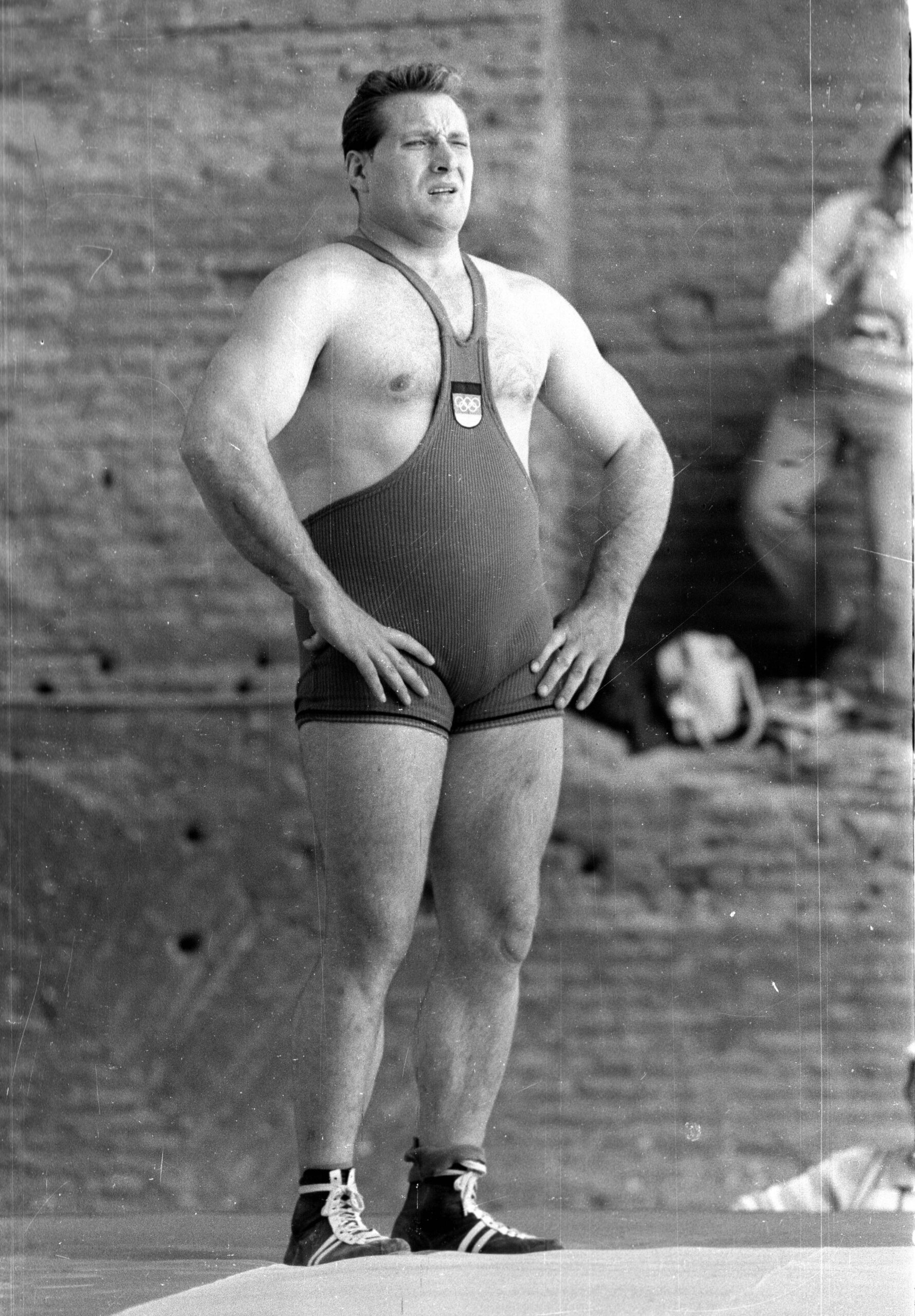 Olympische Sommerspiele 1960 in Rom. Ringen: Wilfried Dietrich Deutschland Ganzfigur vor den Mauern der Maxentiusbasilika 30.08.1960 *** Olympic Summer Games 1960 in Rome Wrestling Wilfried Dietrich Germany Full-length figure outside the walls of the Basilica of St. Maxentius 30 08 1960 HM