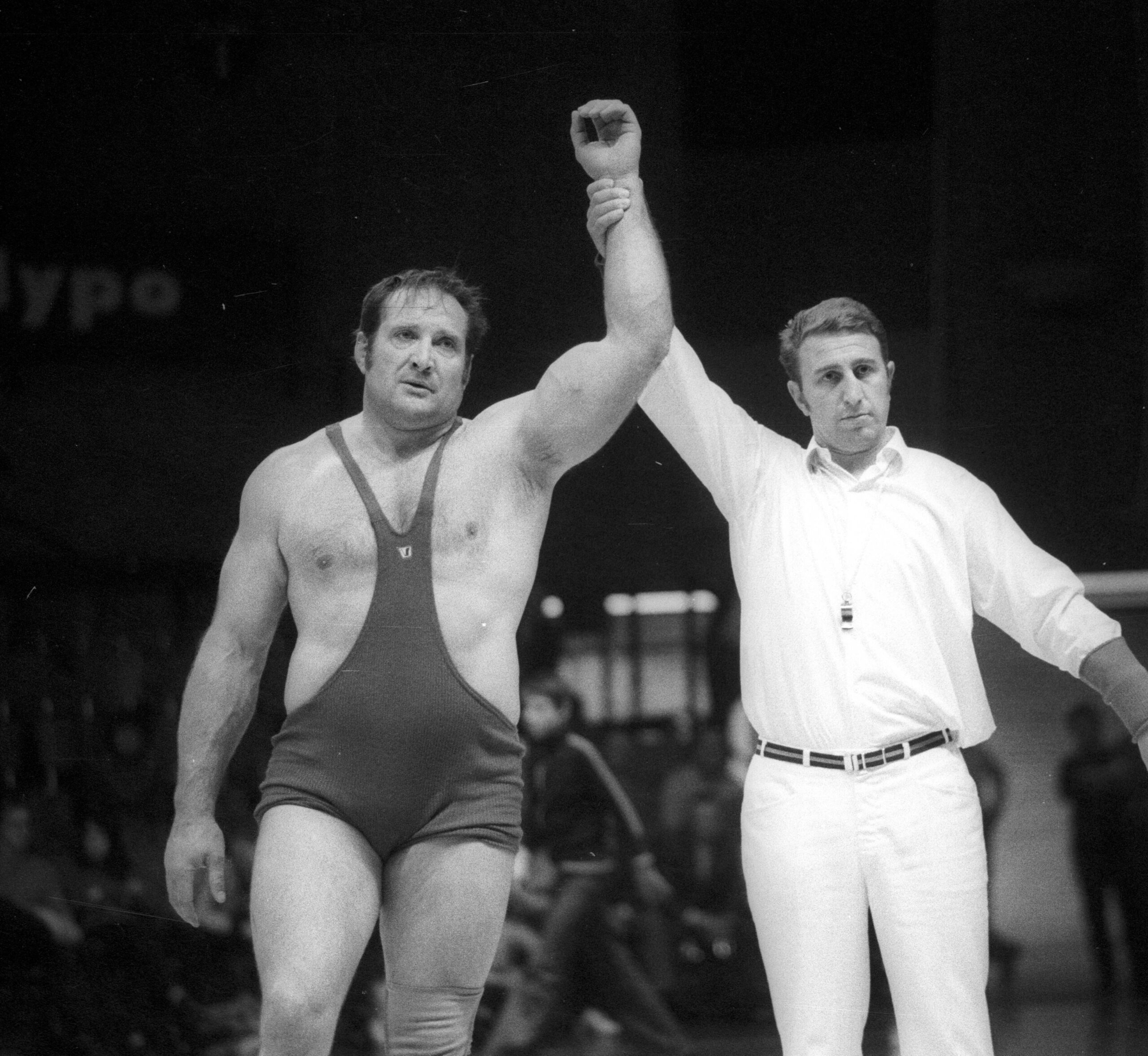 Deutsche Meisterschaft im Freistil Ringen 1972 in Ludwigshafen: Wilfried Dietrich wird zum Sieger ¸ber Gerd Volz ernannt

German Championship in Free style Wrestling 1972 in Ludwigshafen Wilfried Dietrich will to Winner above Gerd Volz appointed
